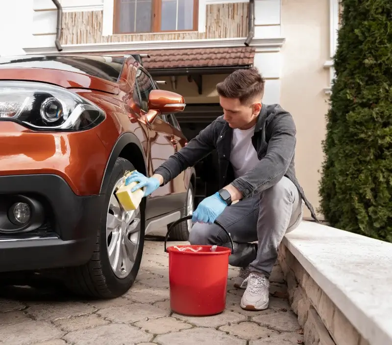 Lavage auto à domicile Saint-Donat-sur-l'Herbasse : professionnel intervenant sur un véhicule